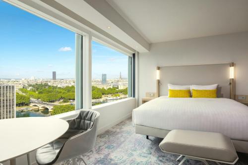 Habitación con cama extragrande y vistas a la Torre Eiffel. del hotel Courtyard by Marriott Paris Gare de Lyon. Foto 1