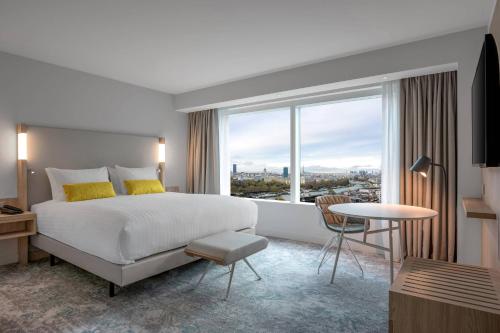 Habitación con cama extragrande y vistas a la Torre Eiffel. del hotel Courtyard by Marriott Paris Gare de Lyon. Foto 2