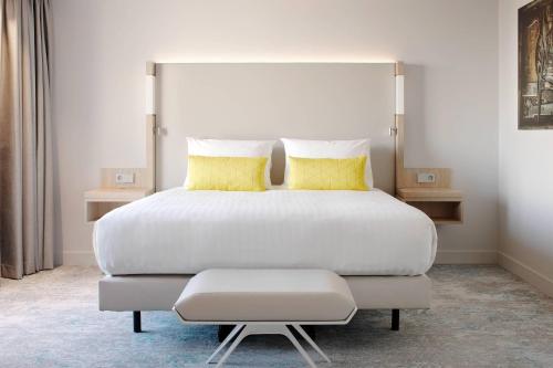 Habitación con cama grande del hotel Courtyard by Marriott Paris Gare de Lyon