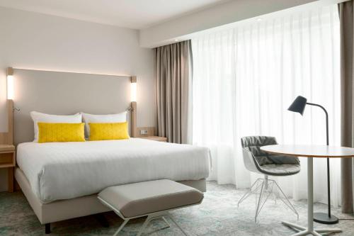 Habitación con cama grande del hotel Courtyard by Marriott Paris Gare de Lyon. Foto 1