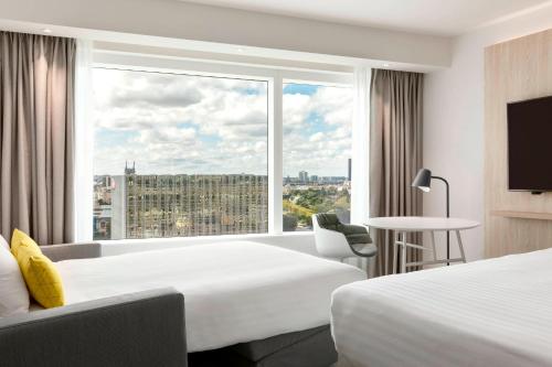 Habitación Familiar con vistas a París del hotel Courtyard by Marriott Paris Gare de Lyon. Foto 1