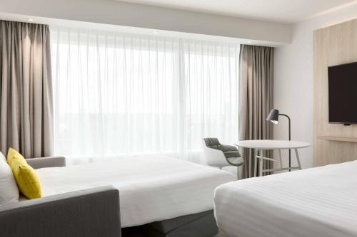 Habitación Familiar con vistas a París del hotel Courtyard by Marriott Paris Gare de Lyon. Foto 2