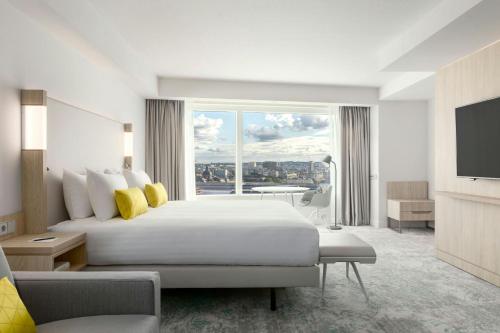Habitación Familiar con vistas al Sacre Coeur del hotel Courtyard by Marriott Paris Gare de Lyon