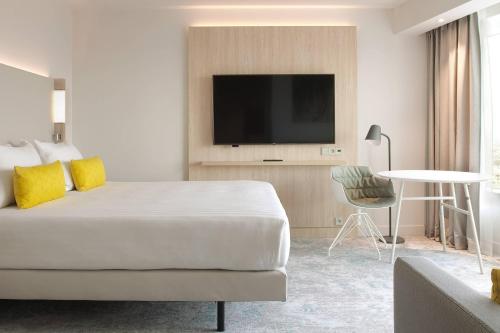 Habitación Familiar con vistas al Sacre Coeur del hotel Courtyard by Marriott Paris Gare de Lyon. Foto 1