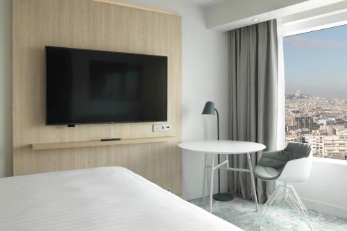 Habitación Familiar con vistas al Sacre Coeur del hotel Courtyard by Marriott Paris Gare de Lyon. Foto 2