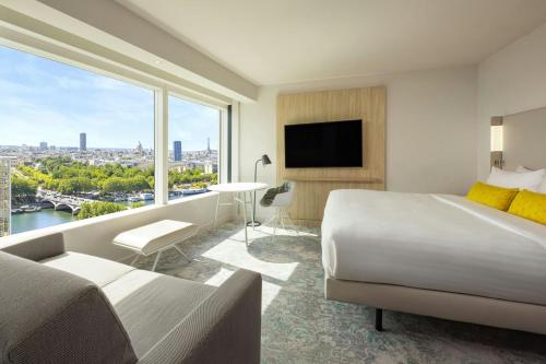 Habitación Familiar con vistas a la Torre Eiffel del hotel Courtyard by Marriott Paris Gare de Lyon