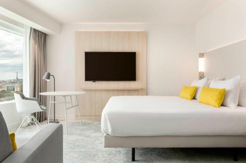 Habitación Familiar con vistas a la Torre Eiffel del hotel Courtyard by Marriott Paris Gare de Lyon. Foto 1
