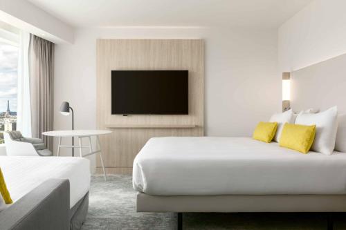 Habitación Familiar con vistas a la Torre Eiffel del hotel Courtyard by Marriott Paris Gare de Lyon. Foto 2
