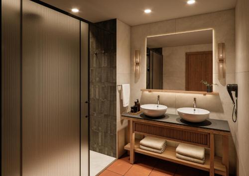 Habitación familiar Balcón o Terraza Superior Comunicada Familiar 2 Camas individuales 2 sofás camas 1 Cama super king del hotel Esencia de Fuerteventura. Foto 1