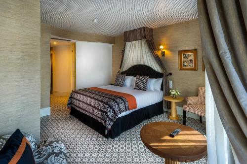 Suite Junior con vistas a la ciudad del hotel The First One Madrid Preciados