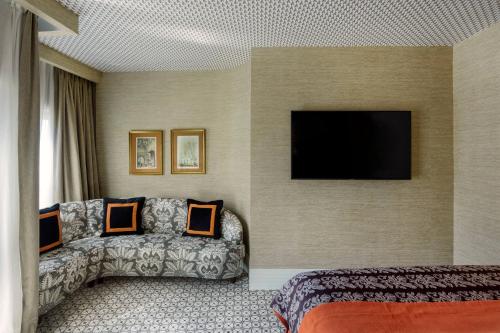 Suite Junior con vistas a la ciudad del hotel The First One Madrid Preciados. Foto 3