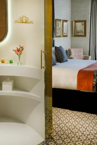 Suite Junior con vistas a la ciudad del hotel The First One Madrid Preciados. Foto 6