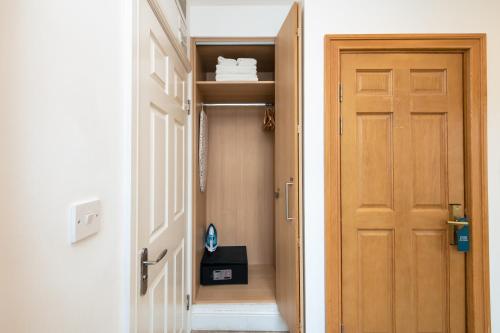 Estudio con 2 camas individuales del hotel NOX HOTELS - Kensington. Foto 9