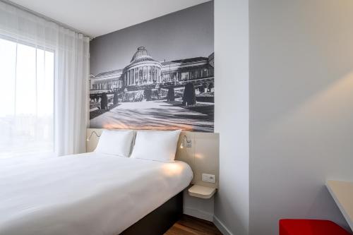 Habitación Doble adaptada para personas con movilidad reducida del hotel B and B Brussels Centre Gare du Midi. Foto 1