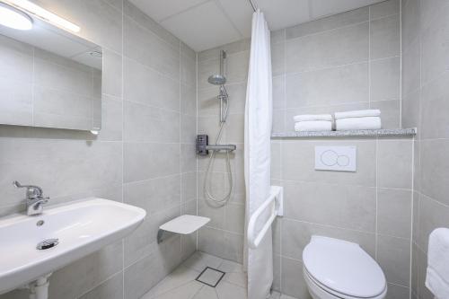 Habitación Doble adaptada para personas con movilidad reducida del hotel B and B Brussels Centre Gare du Midi. Foto 5