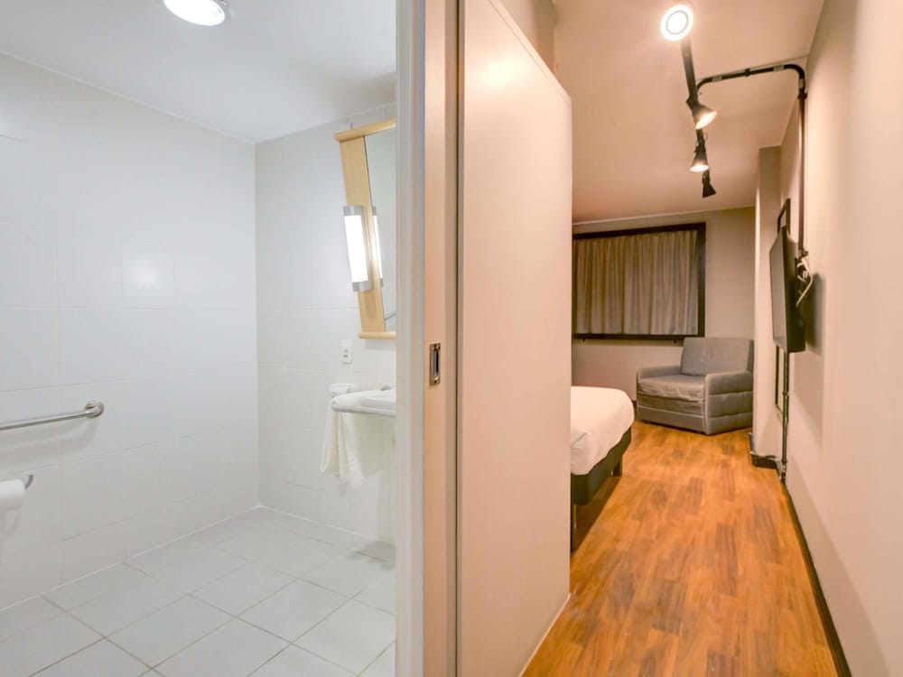 HABITACIÓN STANDARD ADAPTADA CON 1 CAMA DOBLE del hotel Ibis Copacabana Posto 2. Foto 3
