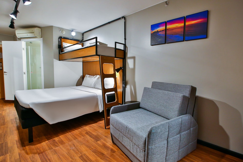 Apartamento Standard con una cama doble y cama supletoria para un niño menor de 12 años del hotel Ibis Copacabana Posto 2. Foto 1