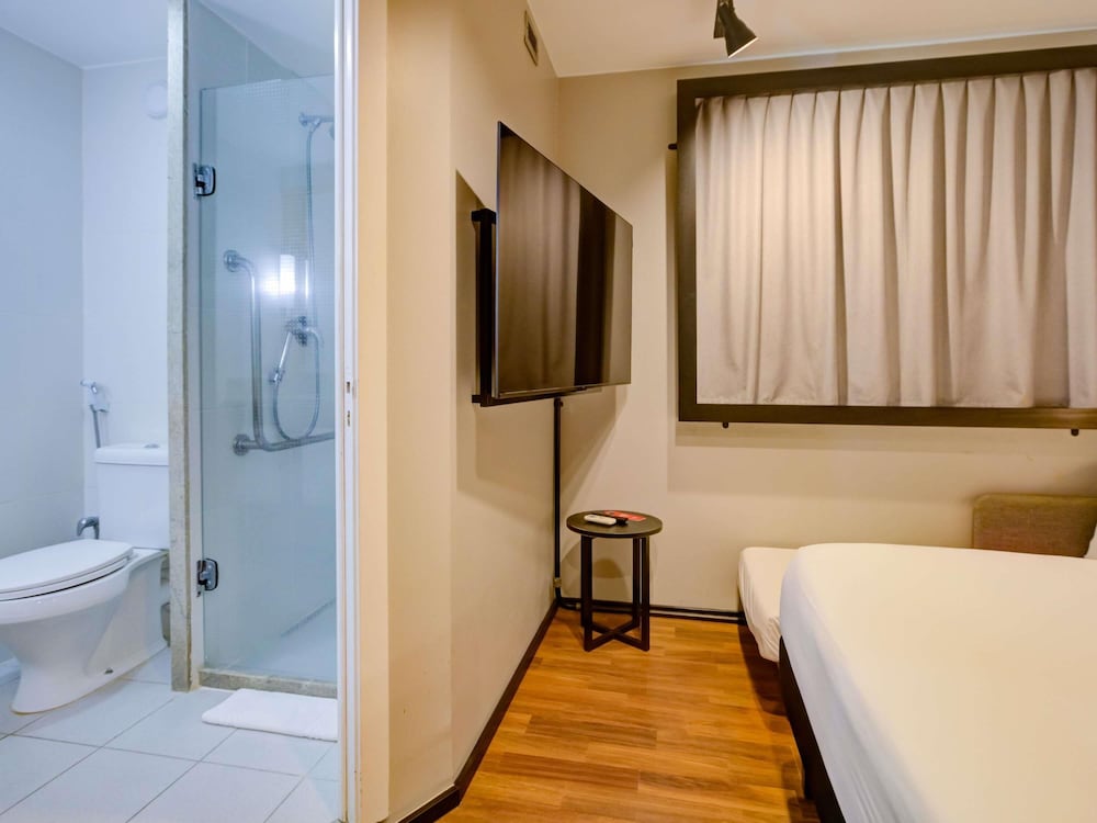Apartamento Standard con una cama doble y cama supletoria para un niño menor de 12 años del hotel Ibis Copacabana Posto 2. Foto 5