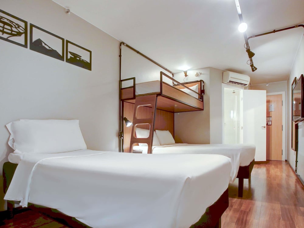 Habitacion Standard con 1 cama doble, 1 CAMA INDIVIDUAL Y 1 CAMA PLEGABLE del hotel Ibis Copacabana Posto 2. Foto 10