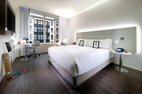 Habitación The INNSiDE con cama extragrande del hotel Innside New York NoMad