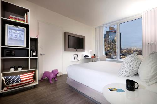 Habitación The INNSiDE con cama extragrande y vistas a la ciudad del hotel Innside New York NoMad