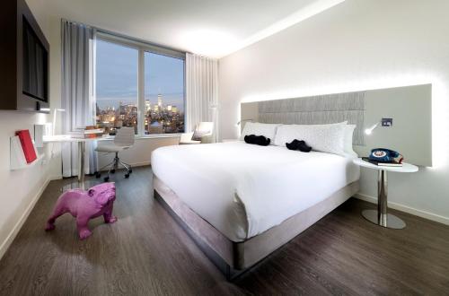 Habitación The INNSiDE con cama extragrande y vistas a la ciudad del hotel Innside New York NoMad. Foto 1