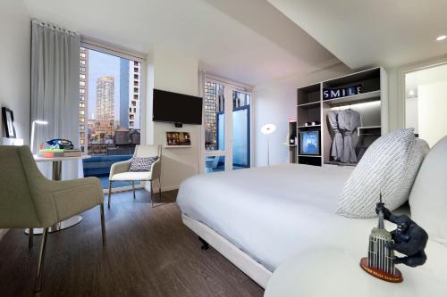 Estudio con terraza y vistas a la ciudad del hotel Innside New York NoMad. Foto 2