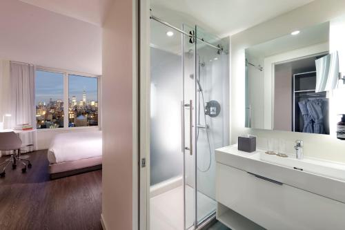 Habitación The INNSiDE con 2 camas dobles y vistas a la ciudad del hotel Innside New York NoMad. Foto 1