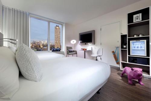 Habitación The INNSiDE con 2 camas dobles y vistas a la ciudad del hotel Innside New York NoMad. Foto 3
