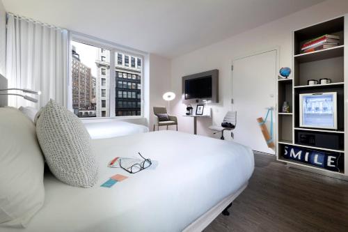 Habitación The INNSiDE con 2 camas dobles del hotel Innside New York NoMad