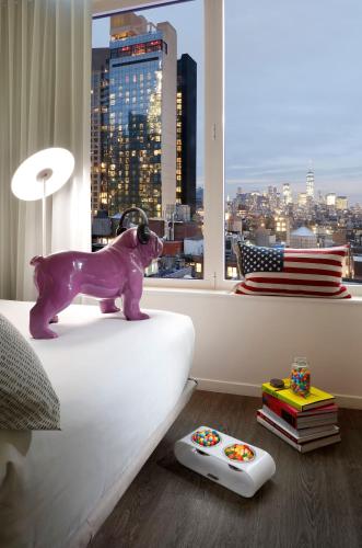 Habitación The INNSiDE con 2 camas dobles y vistas a la ciudad del hotel Innside New York NoMad