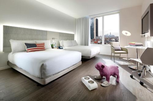 Habitación The INNSiDE con 2 camas dobles y vistas a la ciudad del hotel Innside New York NoMad. Foto 2