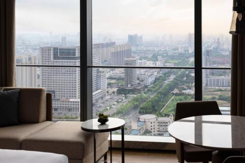 City View, Guest room, 2 Double del hotel Zhangjiagang Marriott. Foto 2