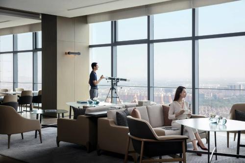 Habitación Executive con acceso al salón executive - Cama extragrande del hotel Zhangjiagang Marriott