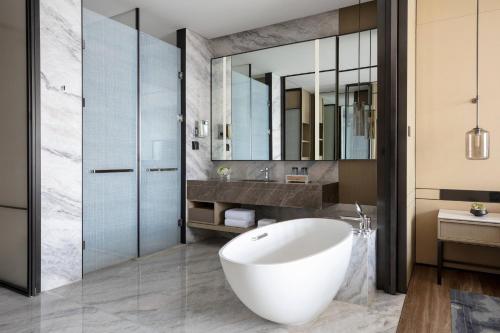 Habitación con 1 cama extragrande y vistas al jardín del hotel Zhangjiagang Marriott. Foto 3
