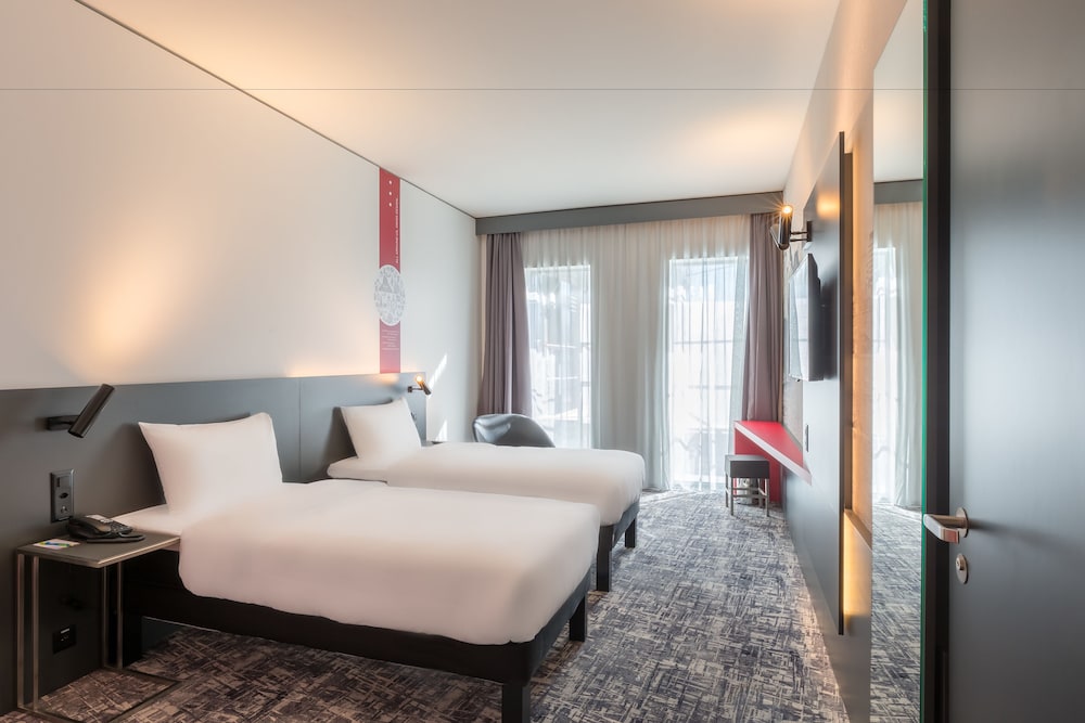 Habitación estándar con camas individuales (100 x 200 cm) del hotel Ibis Styles Basel City. Foto 2