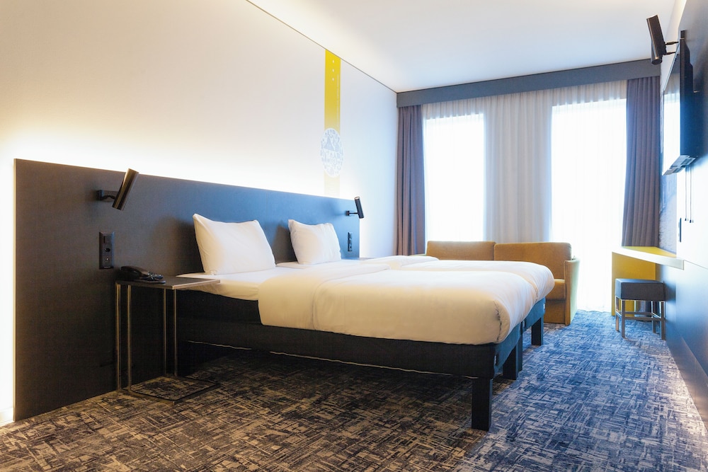 Habitación estándar con 2 camas individuales y sofá - cama del hotel Ibis Styles Basel City. Foto 1
