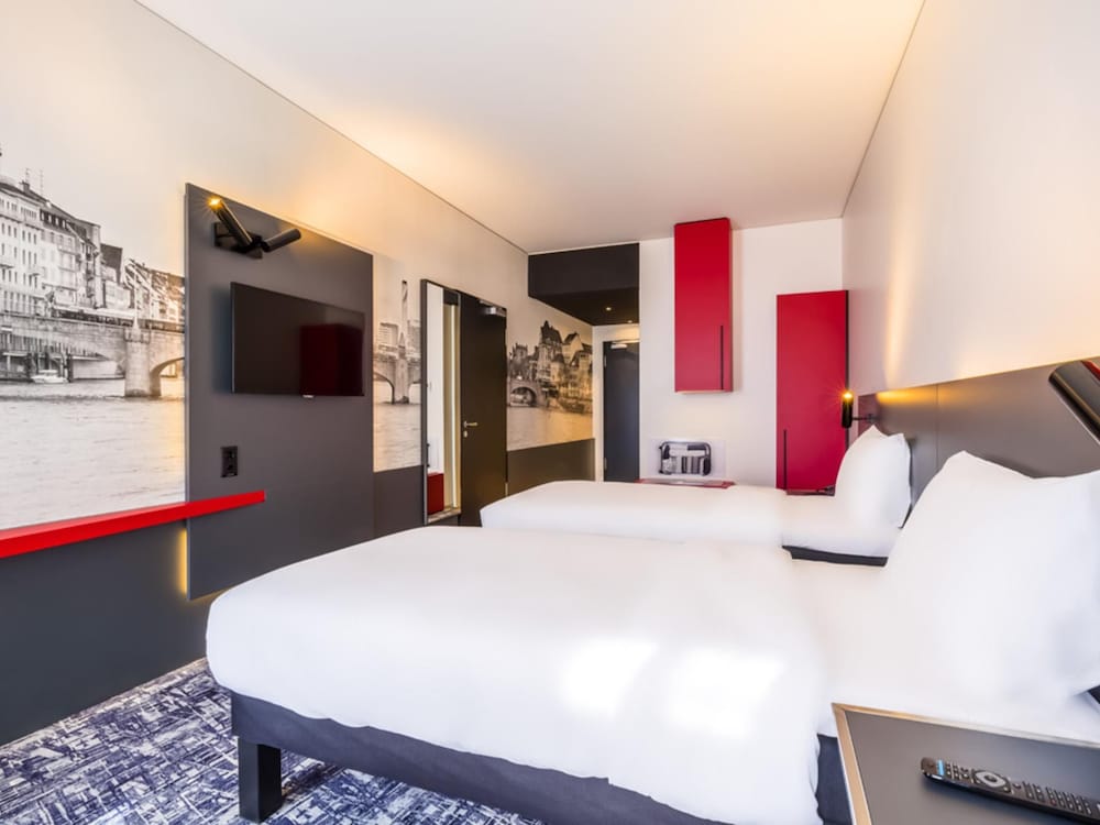 Habitación estándar con camas individuales (100 x 200 cm) del hotel Ibis Styles Basel City. Foto 4
