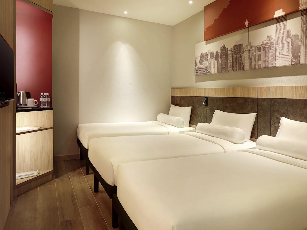 Habitación Estándar con 3 camas individuales sin ventana del hotel Ibis Kuala Lumpur City Centre