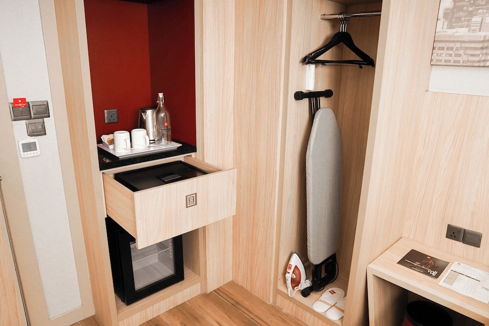 Habitación Estándar con 3 camas individuales sin ventana del hotel Ibis Kuala Lumpur City Centre. Foto 1
