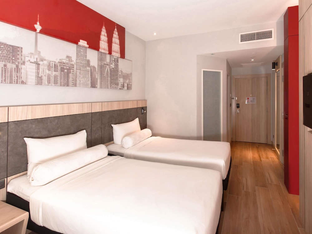 Habitación Estándar con 2 camas individuales sin ventana del hotel Ibis Kuala Lumpur City Centre. Foto 4