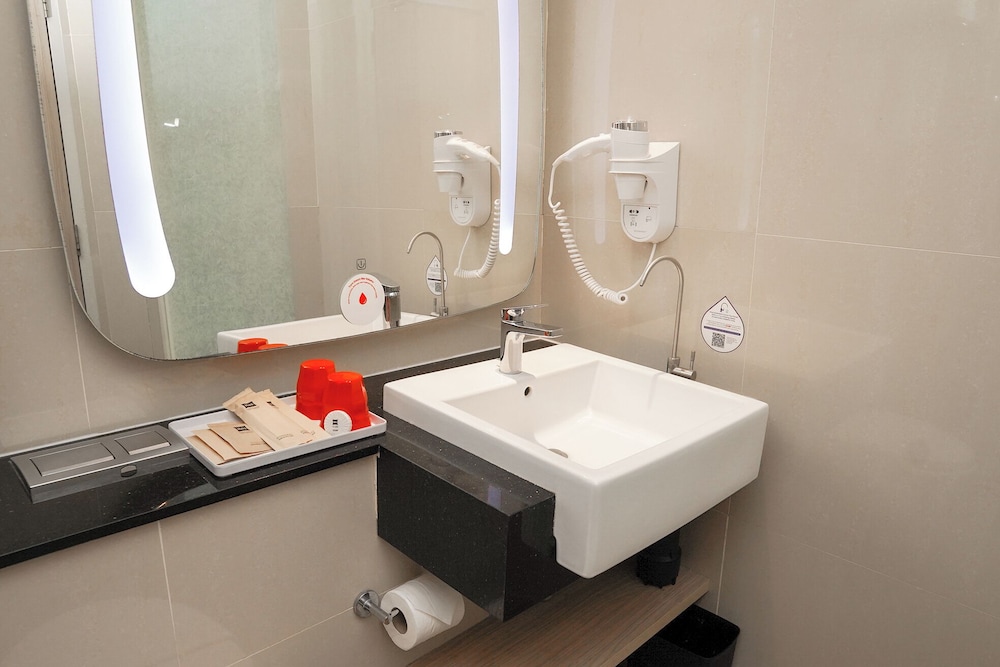 Habitación Deluxe con 2 camas individuales del hotel Ibis Kuala Lumpur City Centre. Foto 5