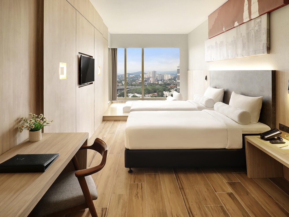 Habitación Deluxe con 2 camas individuales del hotel Ibis Kuala Lumpur City Centre. Foto 7