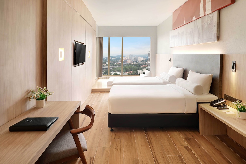Habitación Deluxe con 2 camas individuales del hotel Ibis Kuala Lumpur City Centre. Foto 8