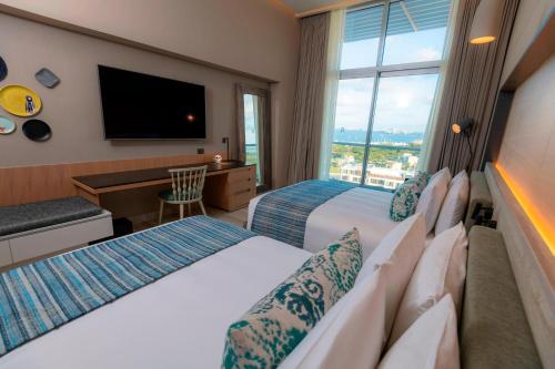 Habitación Doble Deluxe con vistas al mar del hotel Renaissance Cancun Resort and Marina. Foto 1