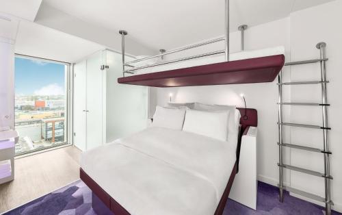 Habitación Triple del hotel YOTEL Amsterdam. Foto 2