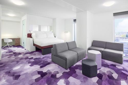 Suite Junior VIP del hotel YOTEL Amsterdam. Foto 2