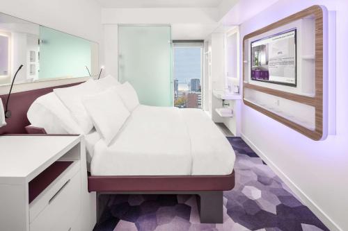 Habitación premium con cama grande en planta superior del hotel YOTEL Amsterdam