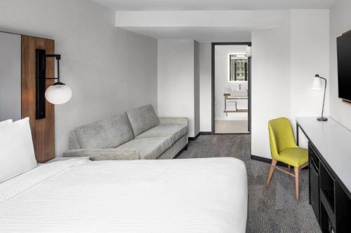 Alojamiento Executive con cama extragrande y vistas a la ciudad del hotel Fairfield Inn and Suites New York Manhattan/Times Square South. Foto 1