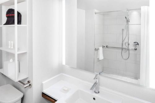 Habitación - 1 cama extragrande - No fumadores del hotel Fairfield Inn and Suites New York Manhattan/Times Square South. Foto 2